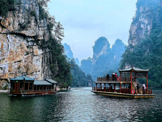 外國(guó)博主探秘張家界寶峰湖，湖光山色與非遺文化圈粉全球